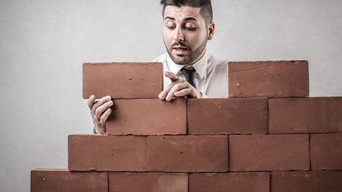 Anzugtraeger-Ziegelsteine-65234045-FO-olly