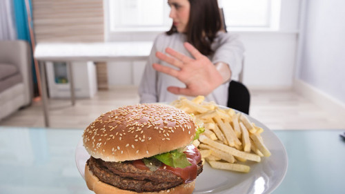 Maedchen-lehnt-Fastfood-ab-202427349-FO-Andrey-Popov