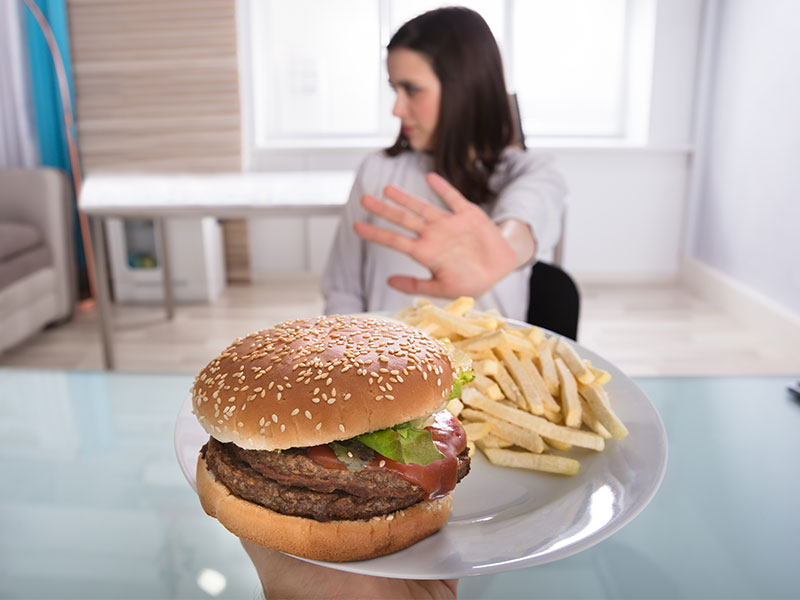 Maedchen-lehnt-Fastfood-ab-202427349-FO-Andrey-Popov