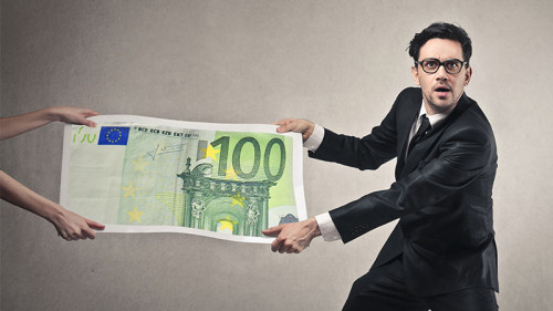 Anzugtraeger-zerrt-an-Geldschein-52367635-FO-olly