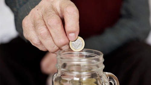 Mann-Muenze-Glas-193287437-FO-nito