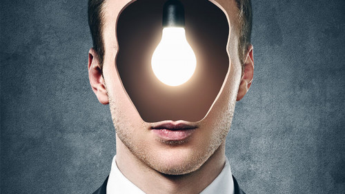 Anzugtraeger-Gluehbirne-hinter-Gesicht-83095266-FO-SFIO-CRACHO