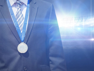 Anzugtraeger-Medaille-114257784-FO-vectorfusionart