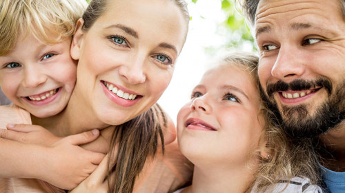 Happy-Family-173535441-FO-Robert-Kneschke