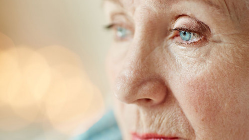 Seniorin-traurig-110953488-FO-pressmaster