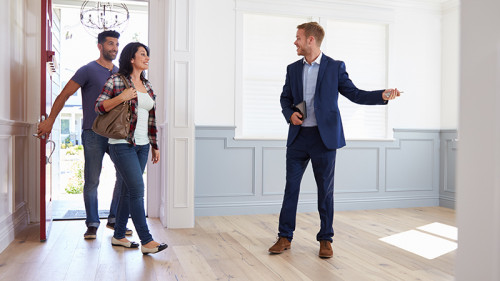 Makler-Paar-Haus-107451465-FO-Monkey-Business