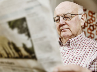 Senior-liest-Zeitung-136577862-FO-bilderstoeckchen