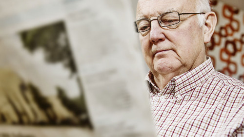 Senior-liest-Zeitung-136577862-FO-bilderstoeckchen