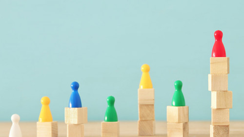 Spielfiguren-auf-Baukloetzen-202960888-FO-tomertu