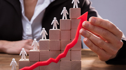 Anzugtraegerin-Maennchen-Pfeil-205599570-FO-Andrey-Popov