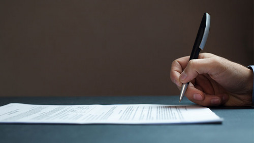 Papier-Stift-Hand-176898429-FO-andranik123