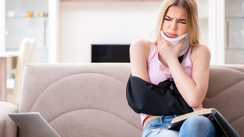 Frau-Halskrause-Armschlaufe-208803187-FO-Elnur