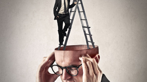 Anzugtraeger-auf-Leiter-aus-Hirn-66194313-FO-olly