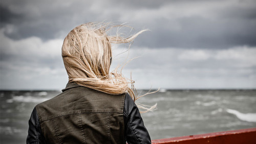 Frau-Unwetter-104530412-FO-locrifa