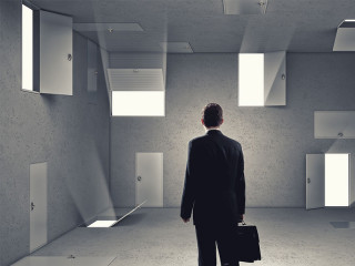 Anzugtraeger-Tueren-98720536-FO-Sergey-Nivens