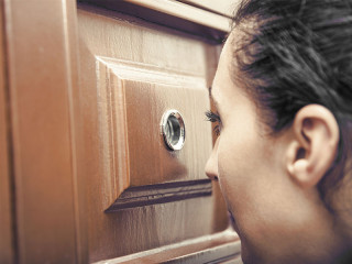 Frau-Tuerspion-92512934-FO-Denis-Rozhnovsky