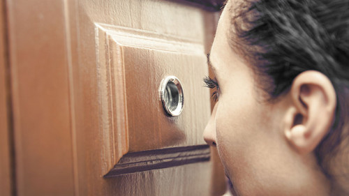 Frau-Tuerspion-92512934-FO-Denis-Rozhnovsky