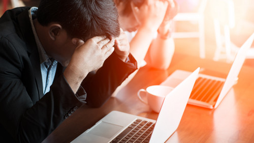 Anzugtraeger-resigniert-vor-laptops-169172176-FO-sophon