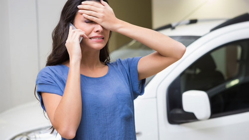 Frau-Auto-Telefon-78321858-FO-WavebreakmediaMicro