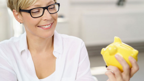 Frau-Sparschwein170680951-FO-contrastwerkstatt