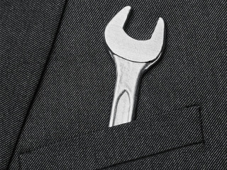 Schraubenschluessel-in-Brusttasche-19729768-FO-Friedberg