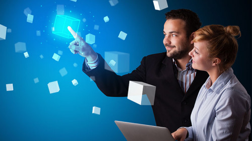 Anzugtraeger-Anzugtraegerin-Laptop-Wuerfel-244137153-FO-ra2-studio