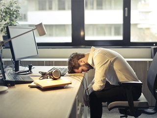 Anzugtraeger-Buero-erschoepft-196486690-FO-olly