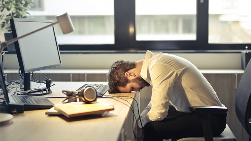 Anzugtraeger-Buero-erschoepft-196486690-FO-olly