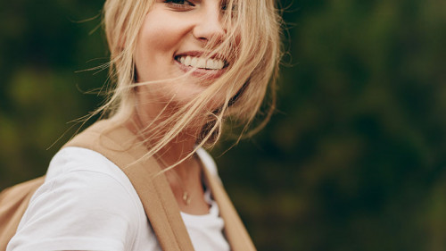 Frau-Rucksack-Wald-263715124-FO-Jacob-Lund-