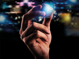 Hand-Wuerfel-127018503-FO-alphaspirit