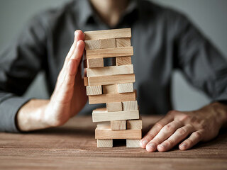 Anzugtraeger-Jenga-192053303-FO-Michail-Petrov