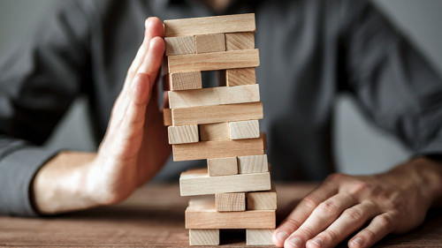 Anzugtraeger-Jenga-192053303-FO-Michail-Petrov