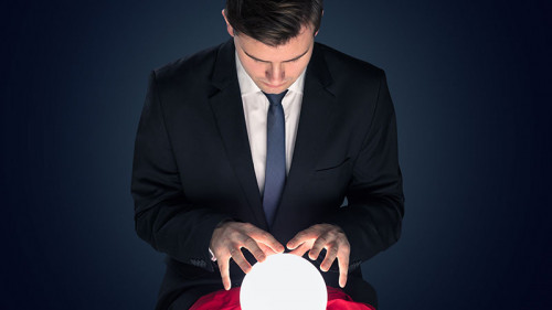 Anzugtraeger-Glaskugel-207552752-FO-ra2-studio