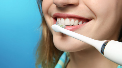 Laecheln-elektrische-Zahnbuerste-242968981-FO-New-Africa