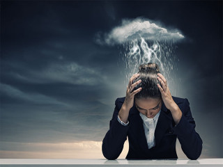 Wolke-ueber-Anzugtraegerin-59590226-FO-Sergey-Nivens