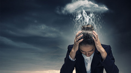 Wolke-ueber-Anzugtraegerin-59590226-FO-Sergey-Nivens