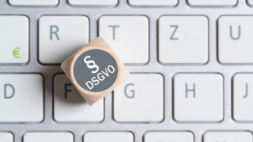 Paragraf-DSGVO-Wuerfel-205253814-FO-fotogestoeber