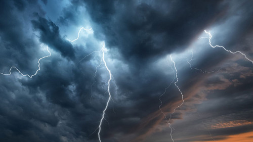 Wolken-Blitze-213467508-FO-Tryfonov