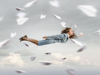 Anzugtraegerin-Paperflieger-123980738-FO-Sergey-Nivens