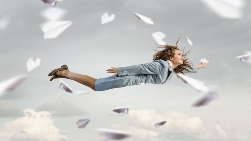 Anzugtraegerin-Paperflieger-123980738-FO-Sergey-Nivens