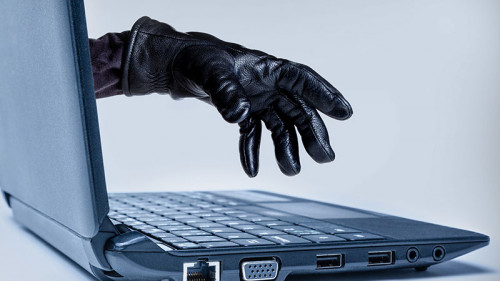 Handschuh-Hand-aus-Laptop-131838539-FO-ronniechua