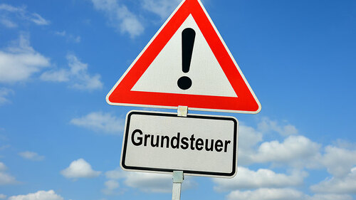 Verkehrsschild-Grundsteuer-237443632-FO-nmann77