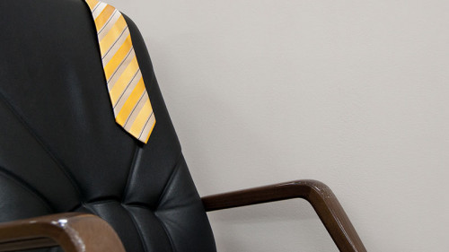Krawatte-auf-Stuhl-234384072-FO-Oleg
