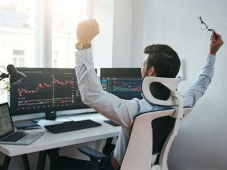 Anzugtraeger-Computer-Trading-266082888-FO-dima-sidelnikov