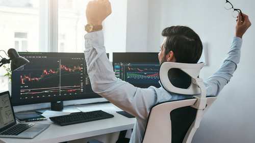 Anzugtraeger-Computer-Trading-266082888-FO-dima-sidelnikov