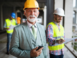 Anzugtareger-Senior-Baustelle-262495735-FO-nd3000