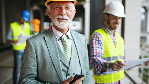 Anzugtareger-Senior-Baustelle-262495735-FO-nd3000