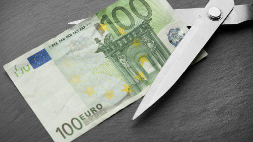 Hundert-Euro-Schein-Schere-100493421-FO-Africa-Studio