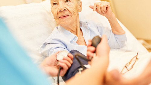 Seniorin-Pflegerin-219920087-FO-Robert-Kneschke