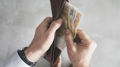 Anzugtraeger-Geldbeutel-Geldscheine-200122313-FO-sebra